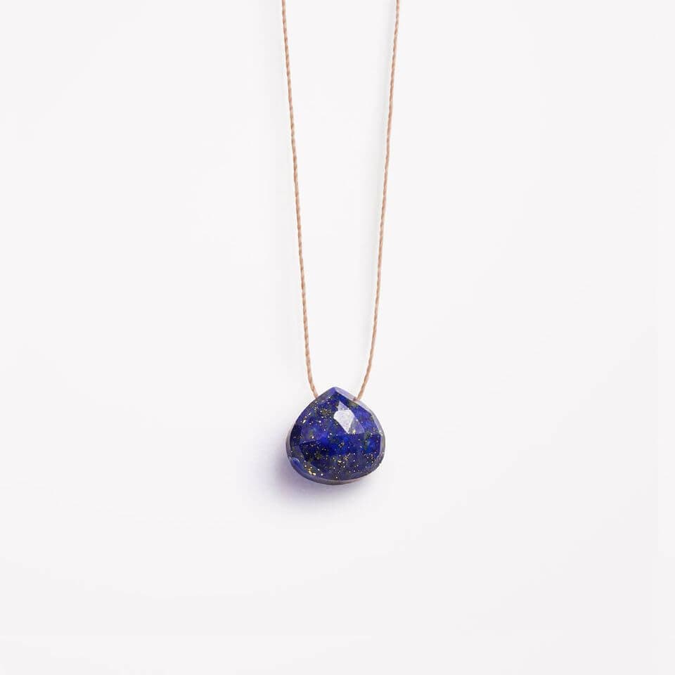Hálsfesti með lapis lazuli. Hleypir að meira ljósi