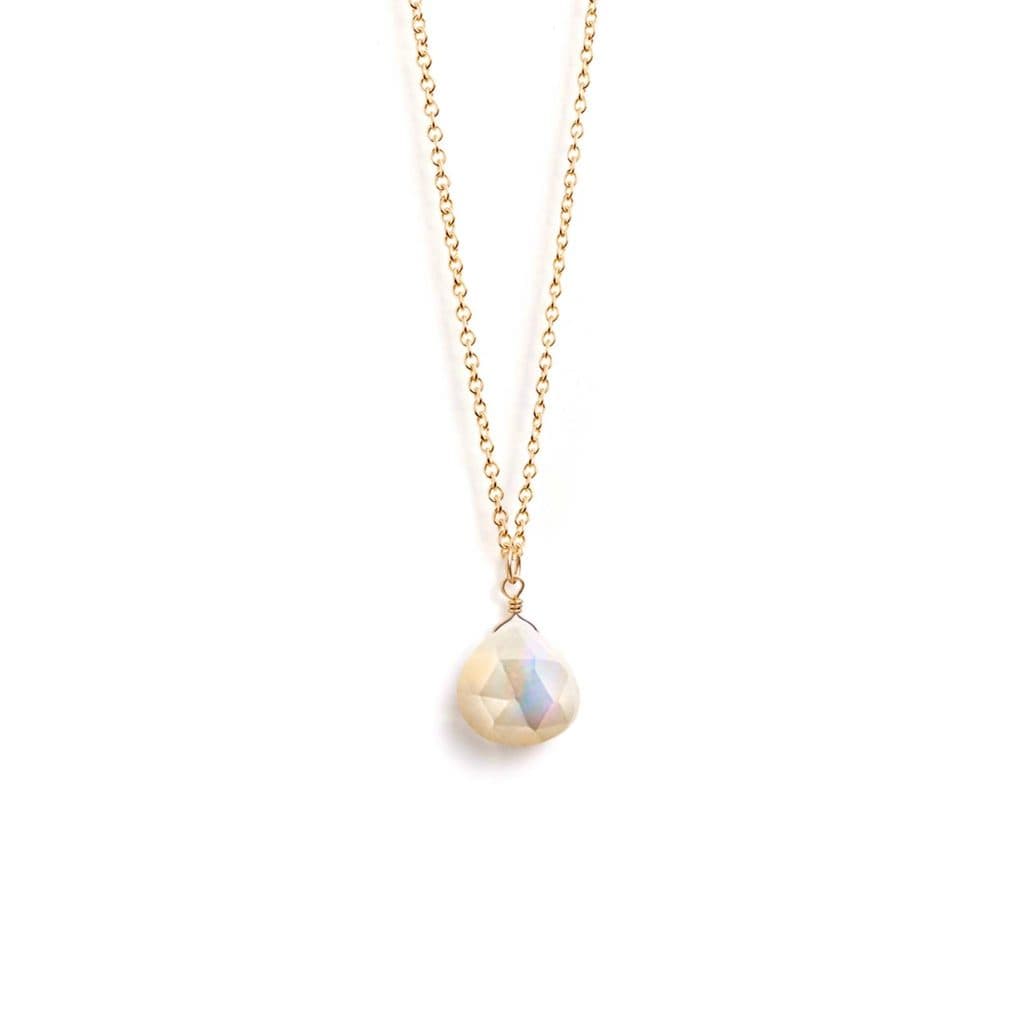 Hálsfesti með mother of pearl á gullkeðju. Fyrir gæfu og velmegun